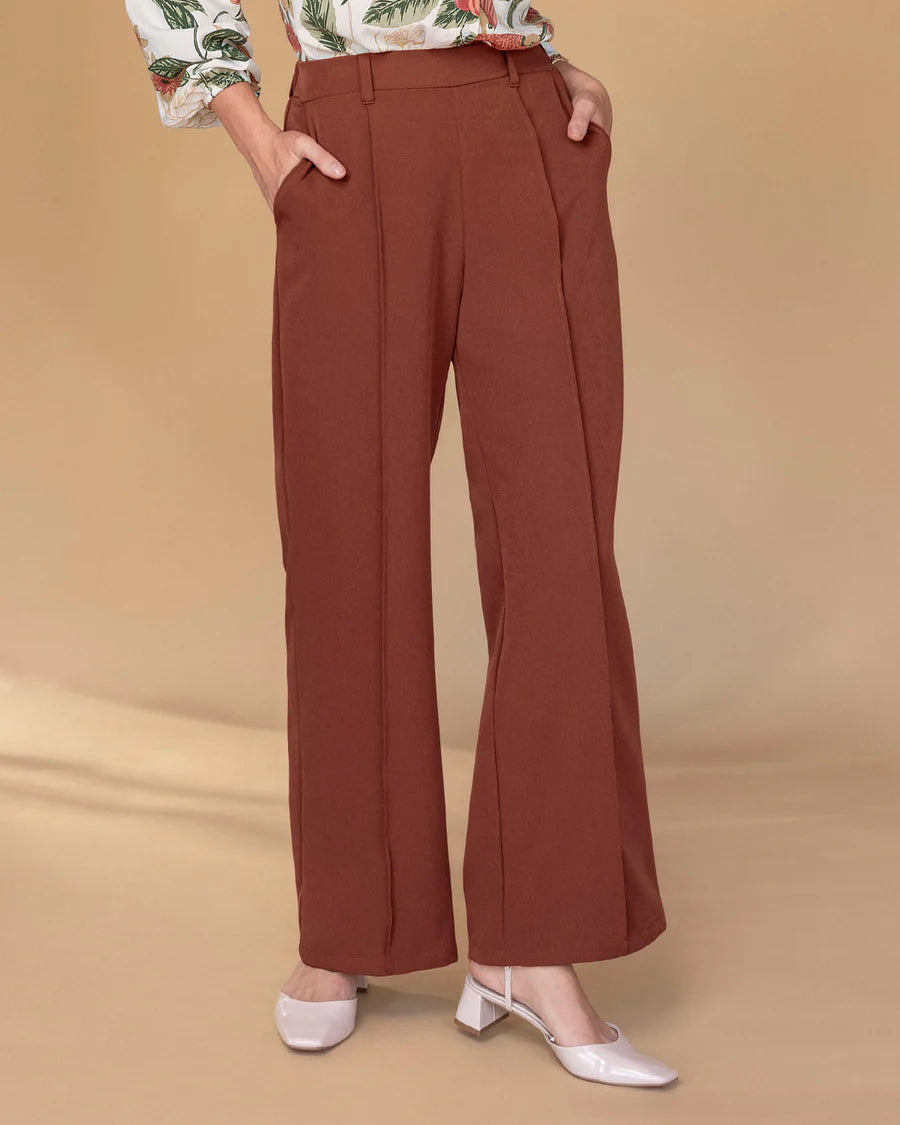 Pantalón bota recta con costuras decorativas en frente - F7309