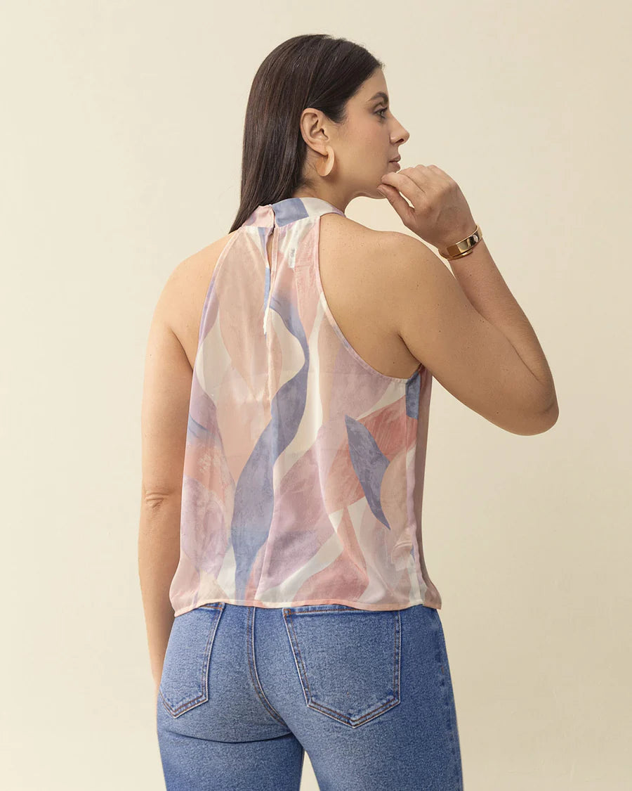 Camiseta estampada cuello alto con un toque de transparencia