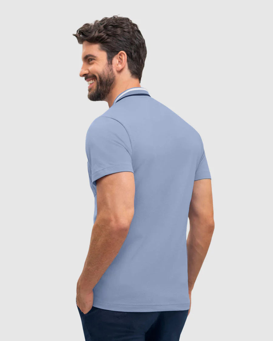 Camiseta tipo polo con perilla funcional y bolsillo decorativo