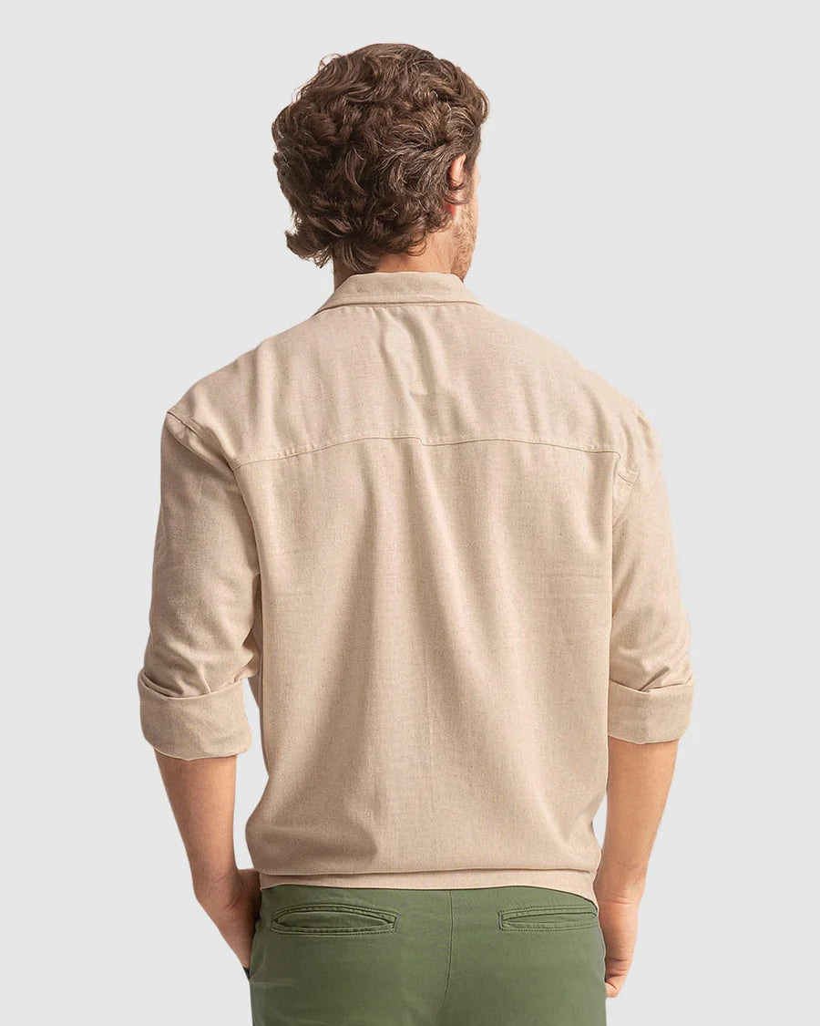 Camisa maga larga con botones funcionales y bolsillos de parche con tapa