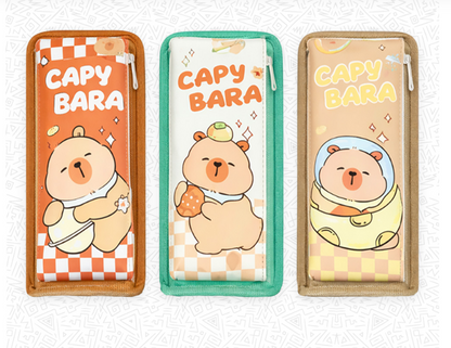 13101-2 🦫✨ CARTUCHERA GRAFITOS KAWAII CAPIBARA – 2 BOLSILLOS  Modelo 4459