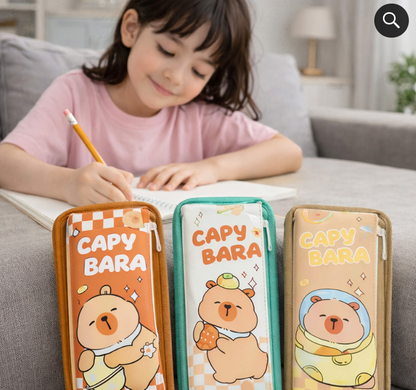 13101-2 🦫✨ CARTUCHERA GRAFITOS KAWAII CAPIBARA – 2 BOLSILLOS  Modelo 4459