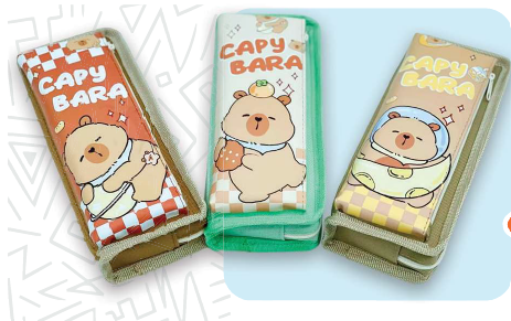 13101-2 🦫✨ CARTUCHERA GRAFITOS KAWAII CAPIBARA – 2 BOLSILLOS  Modelo 4459