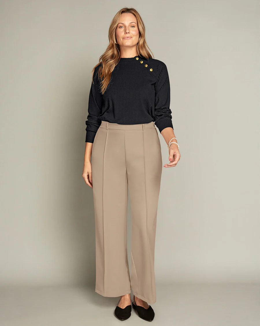 Pantalón bota recta con costuras decorativas en frente - F7309