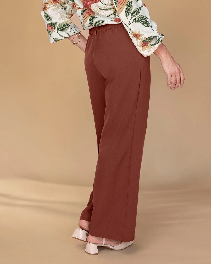 Pantalón bota recta con costuras decorativas en frente - F7309