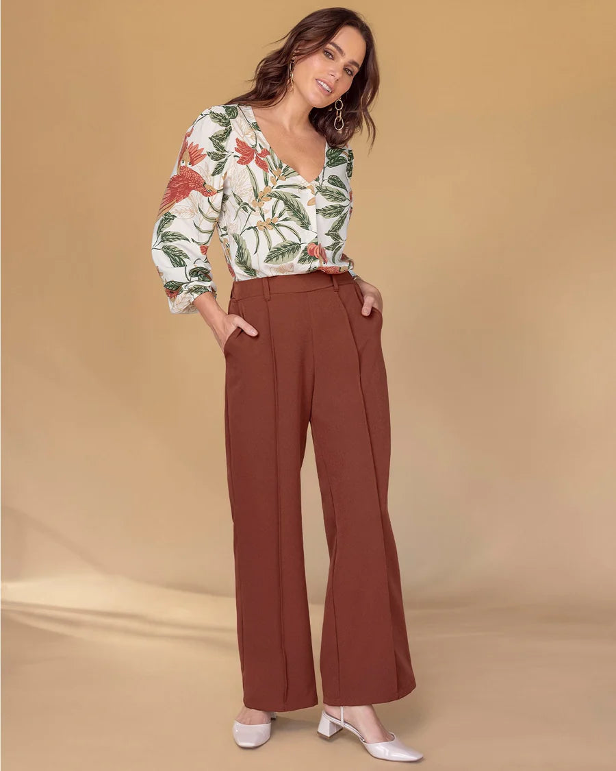 Pantalón bota recta con costuras decorativas en frente - F7309