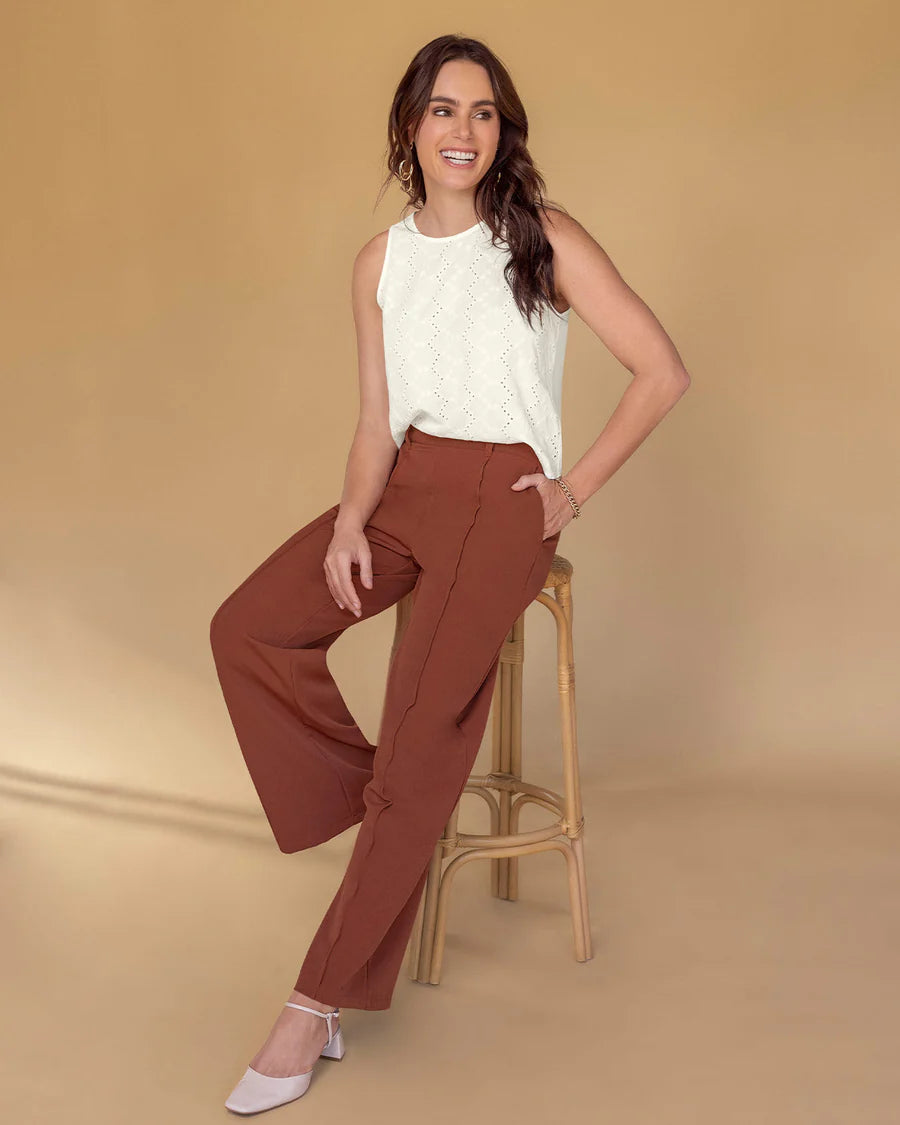 Pantalón bota recta con costuras decorativas en frente - F7309