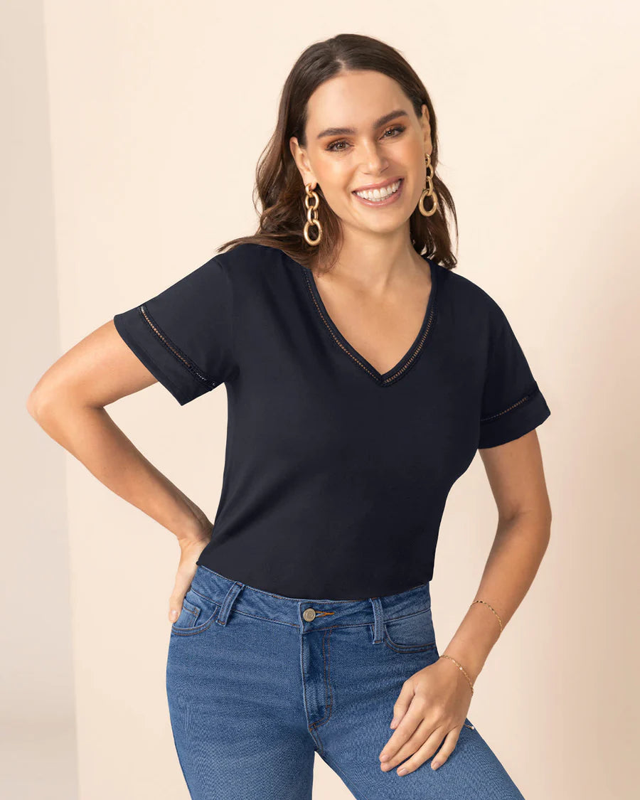Camiseta con detalle de escalerilla en cuello y mangas - L F7318