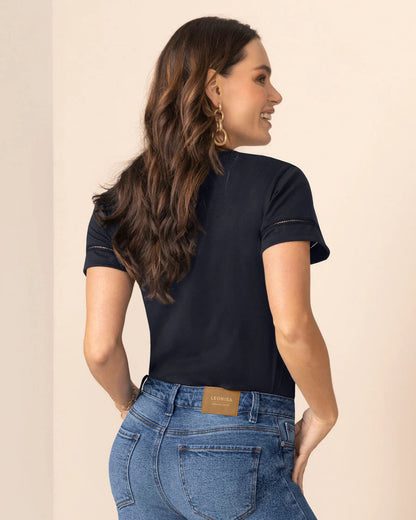 Camiseta con detalle de escalerilla en cuello y mangas - L F7318