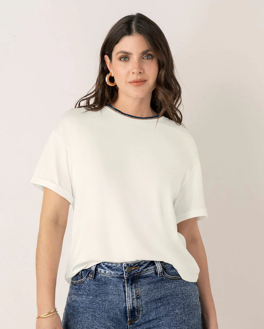 Camiseta manga corta con detalle tejido en el cuello