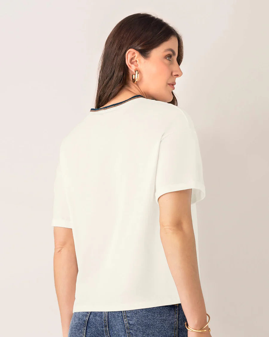 Camiseta manga corta con detalle tejido en el cuello