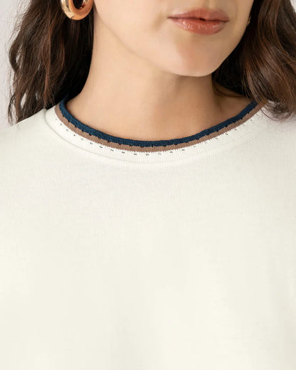 Camiseta manga corta con detalle tejido en el cuello