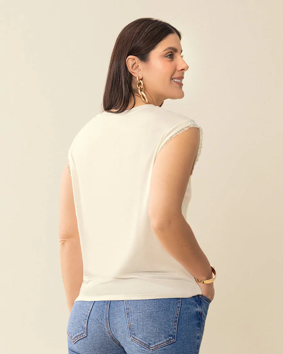 Camiseta con detalle tejido en mangas