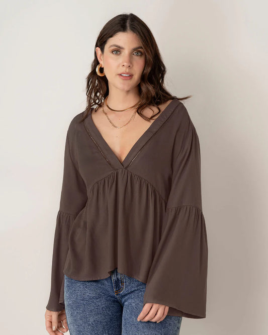 Blusa escote en V con aplique de escalerilla