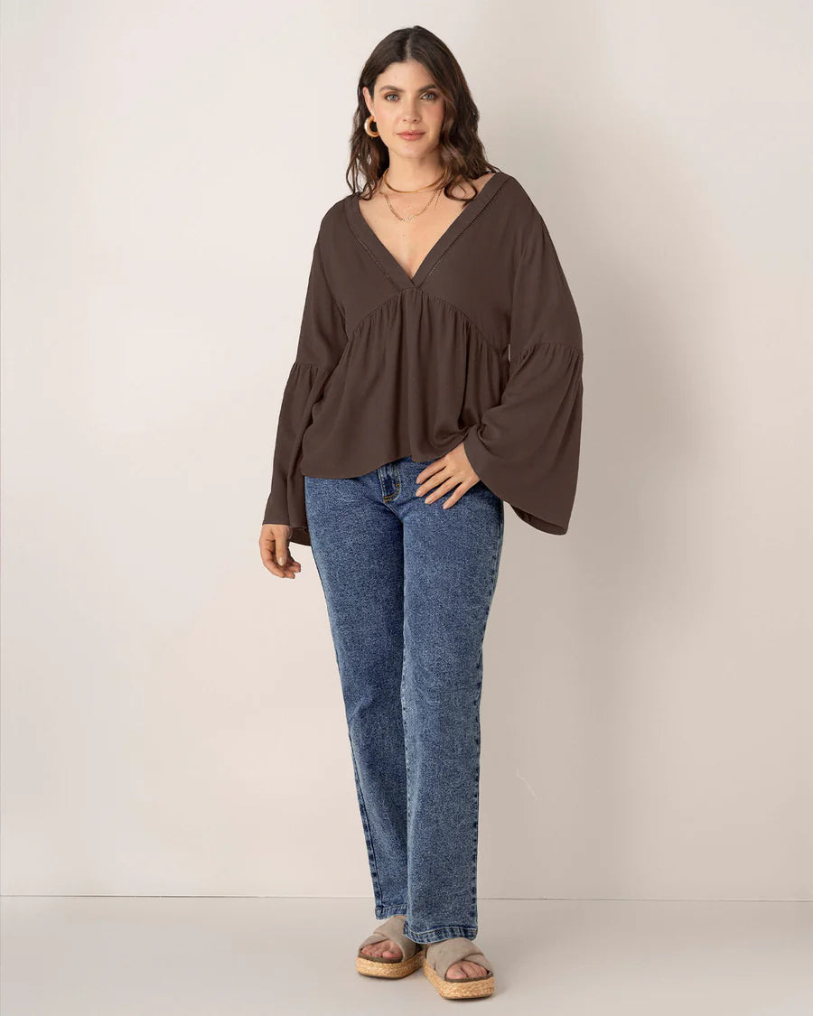 Blusa escote en V con aplique de escalerilla