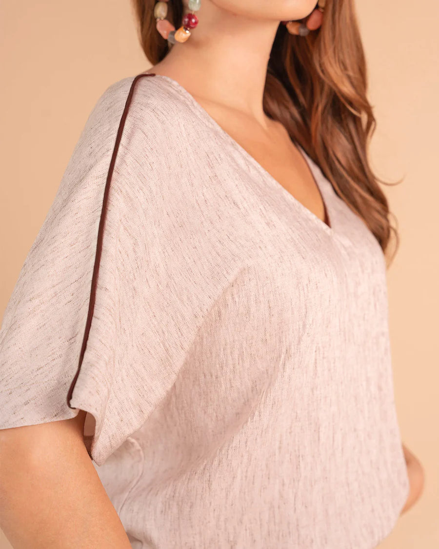6812 🌸✨ Blusa Manga Corta Rodada con Detalle en Hombro REF F7672