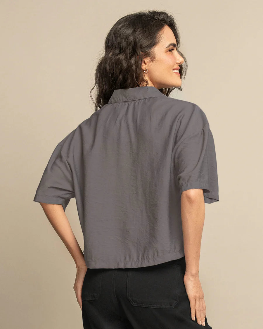 Camisa manga corta con botones funcionales y bolsillo en frente - L J3136