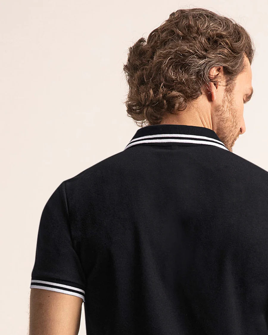 Camiseta tipo polo con cuello y mangas tejidas