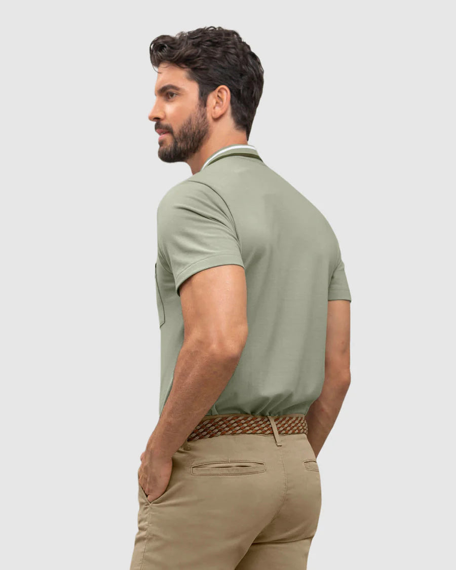 Camiseta tipo polo con perilla funcional y bolsillo decorativo