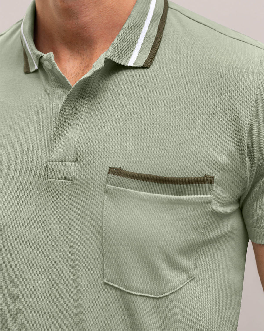 Camiseta tipo polo con perilla funcional y bolsillo decorativo