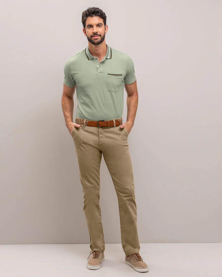Camiseta tipo polo con perilla funcional y bolsillo decorativo