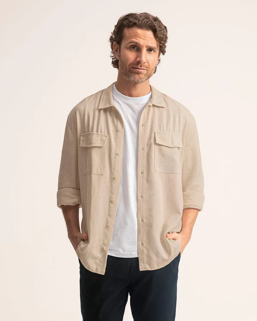 Camisa maga larga con botones funcionales y bolsillos de parche con tapa