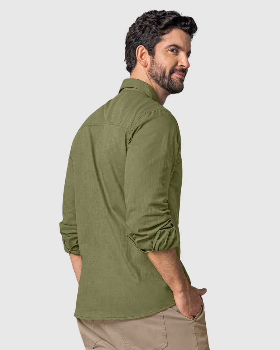 Camisa con botones y bolsillo en frente