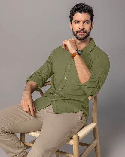 Camisa con botones y bolsillo en frente